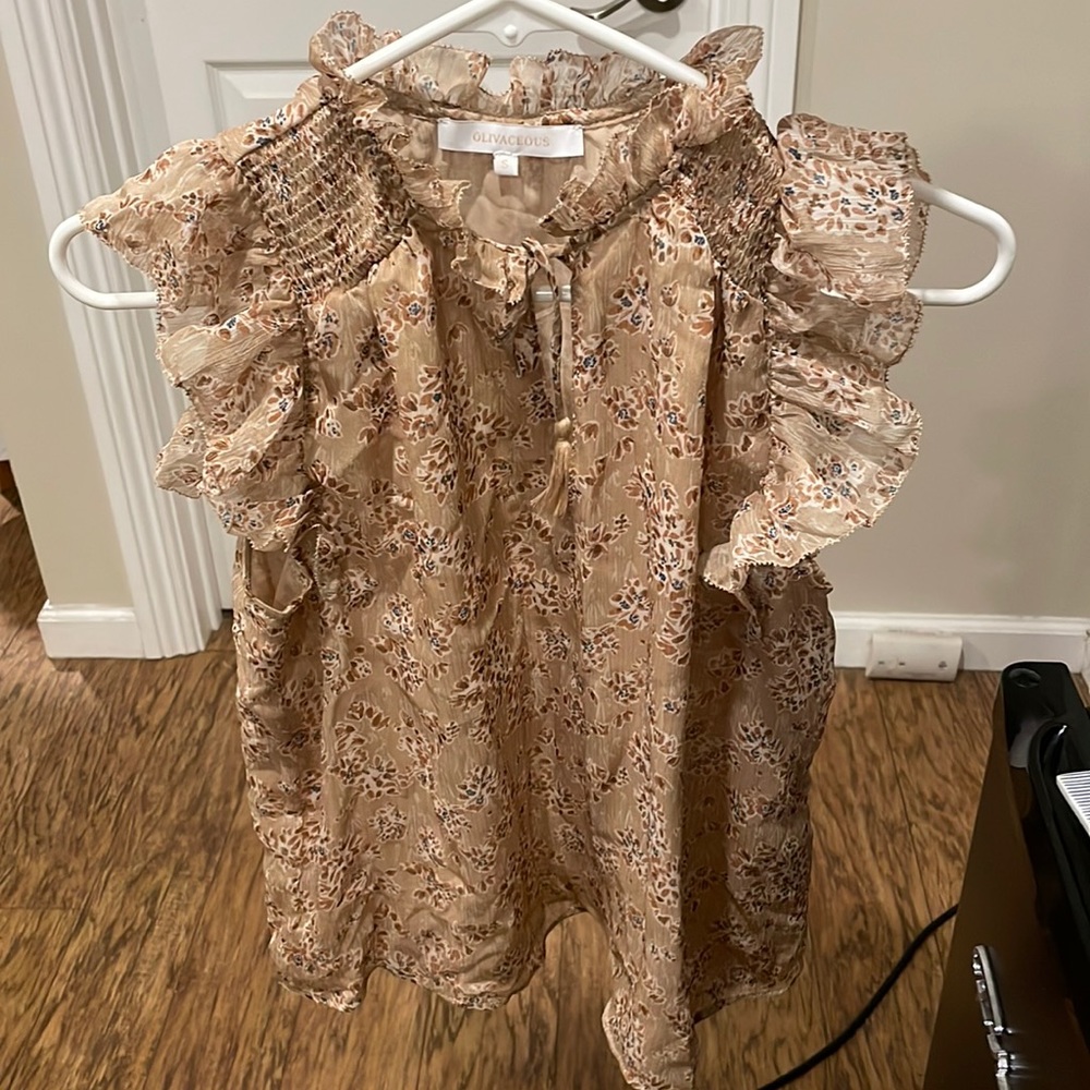 NEW cute top with flowers